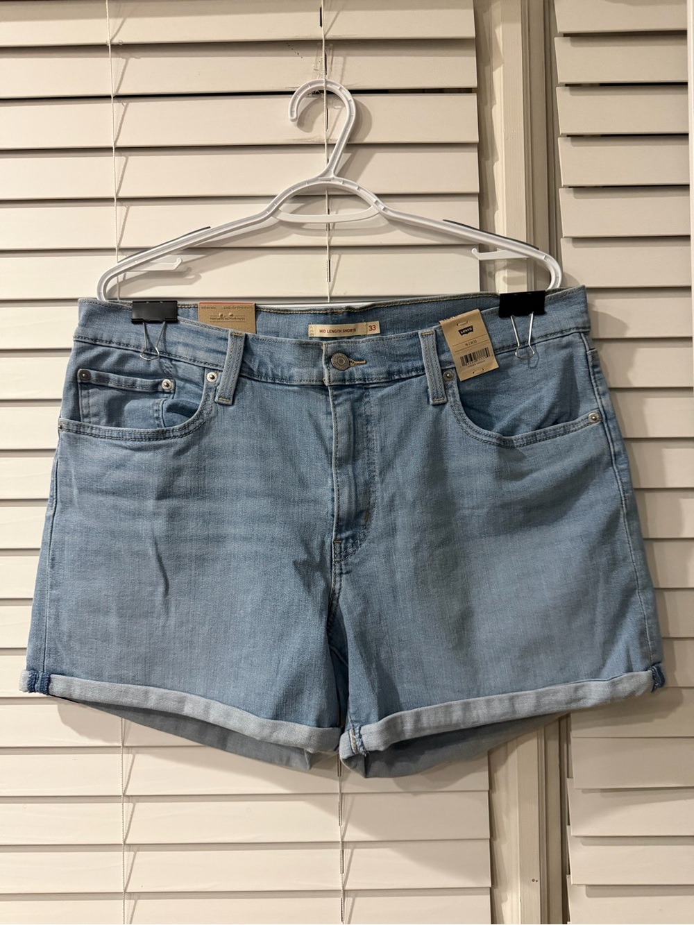 Levi's Light Blue Women’s Denim Roll-Cuff Shorts 💙 Size 33 💙 New With Tags